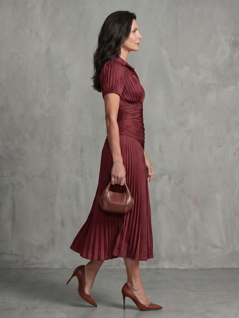 Festliches plissiertes Midikleid für Frauen, elegant mit Taillenstreifen und Kurzarm.