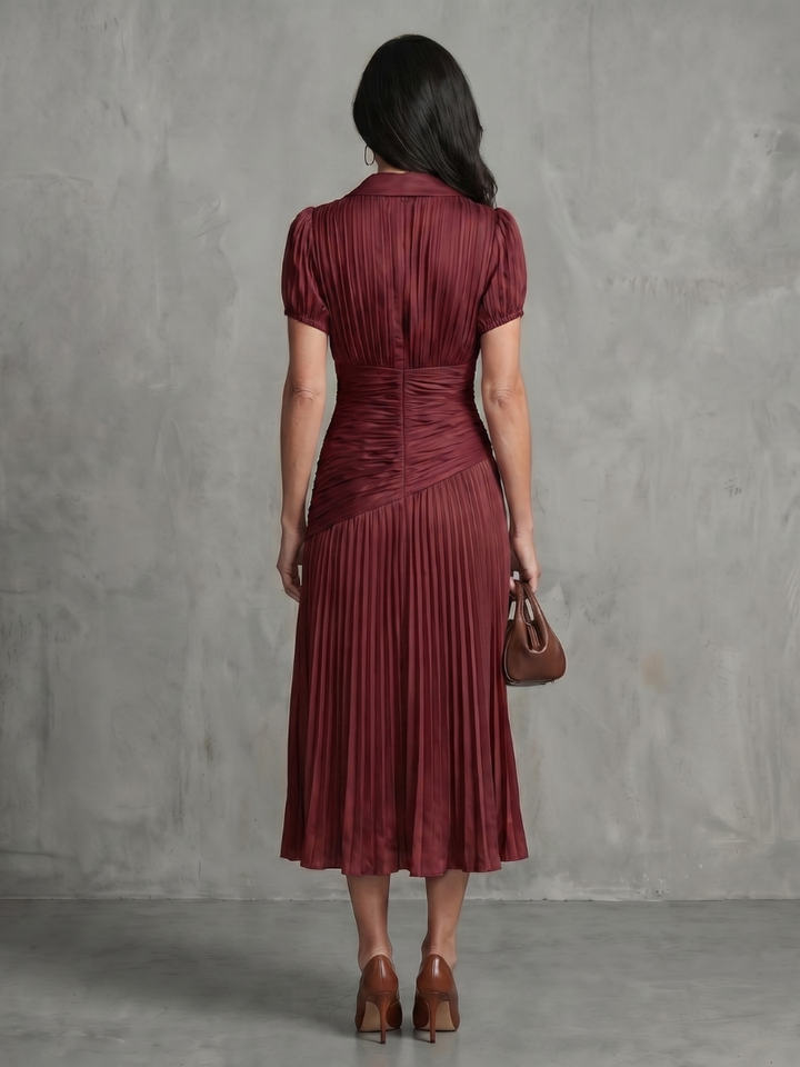 Trendiges Damen Plisseekleid, Midilänge, mit stylischem Taillenstreifen für Frühling.