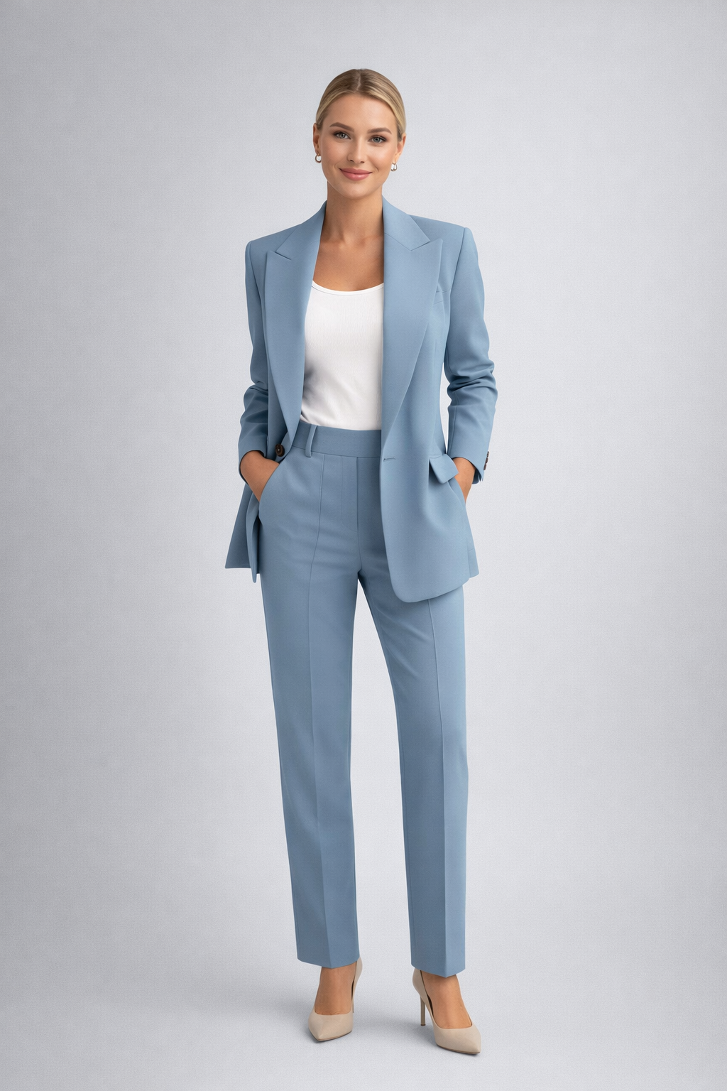 Klassischer Damen Blazer & passende Anzughose in zeitlosem Design, ideal für Businessmode.