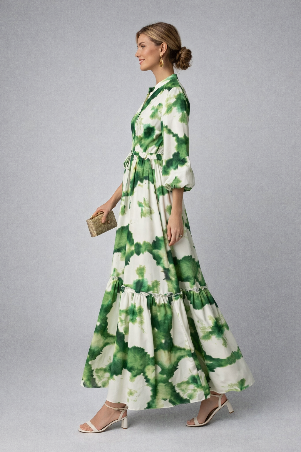 Grünes Damen Boho Maxikleid mit fließendem Stoff, V-Ausschnitt, Langarm und elegantem Allover-Print.