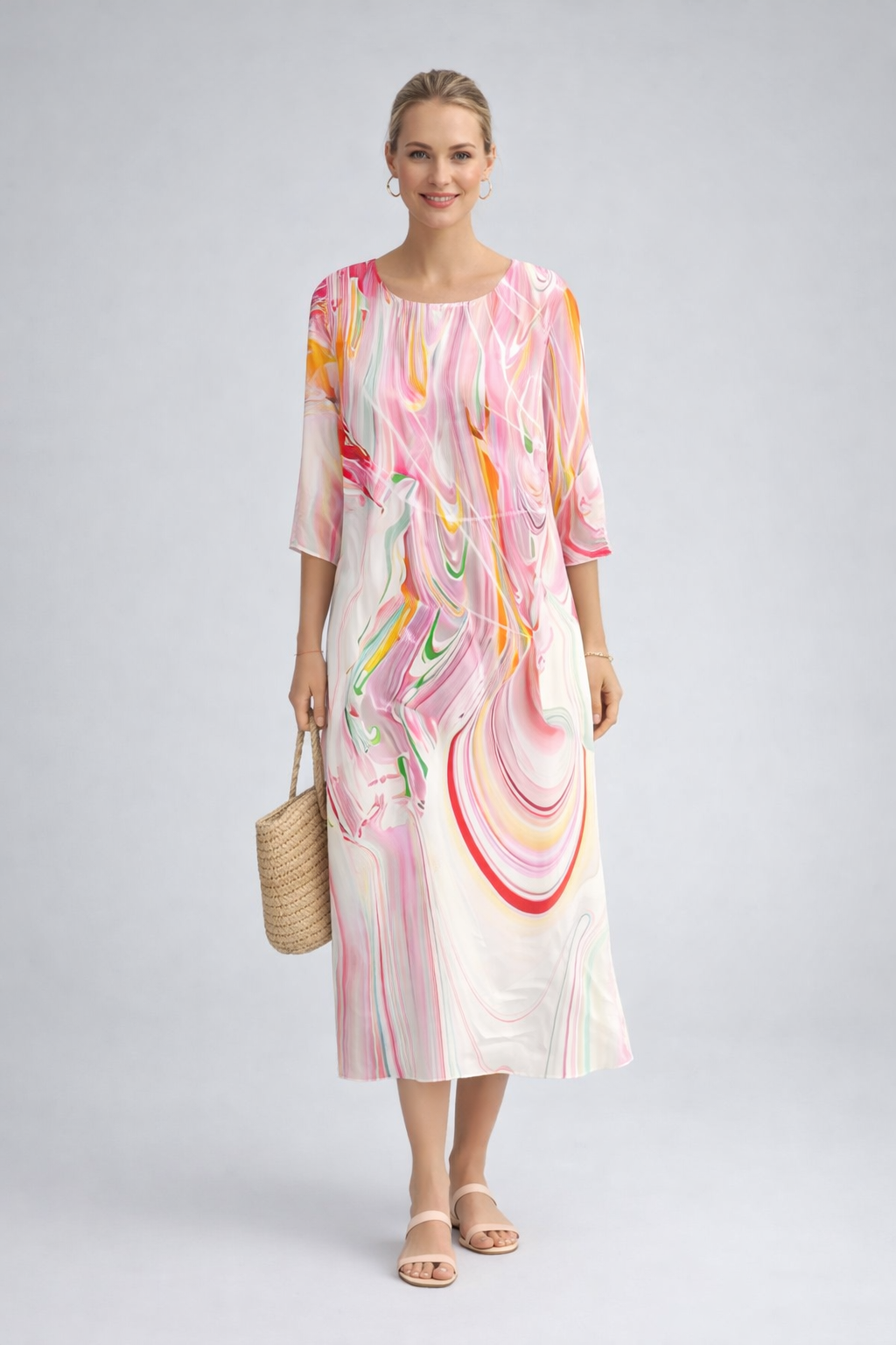 Modell in elegantem Damen Blumen Midikleid, luftig & perfekt für den Sommerlook.