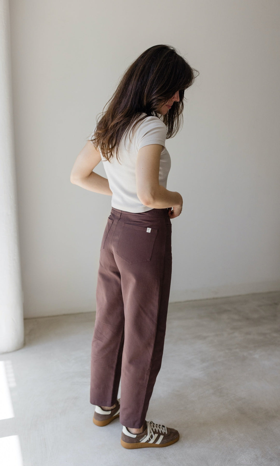 Nahaufnahme der weichen, braunen Damen Barrel Hose, perfekte Freizeithose mit modernem Schnitt.