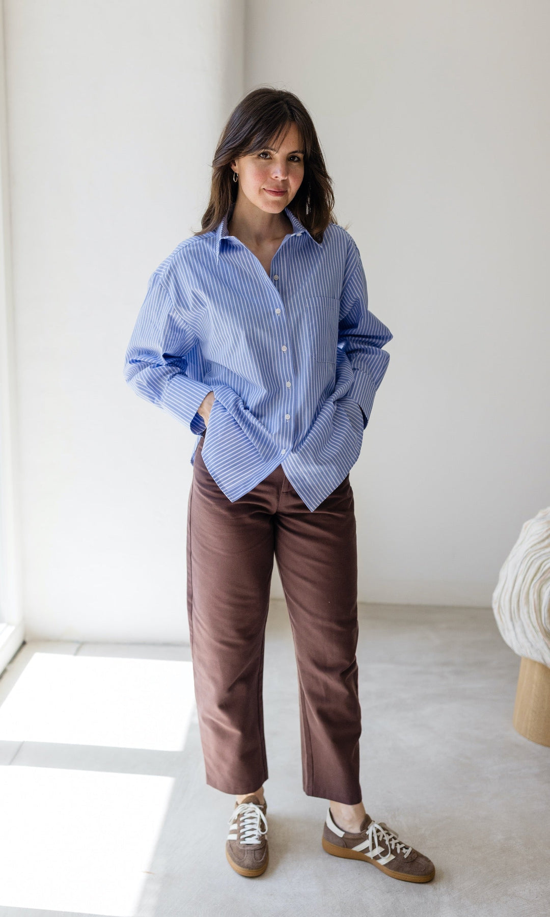 Elegante Damen Barrel Hose in Braun, kombiniert für einen schicken, aber bequemen Casual-Look.