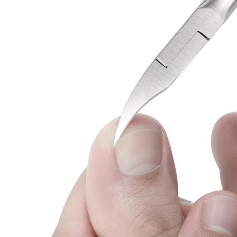 Scharfe Edelstahl-Fußnagelschere für präzise Pediküre und sauberes Kürzen dicker Fußnägel.