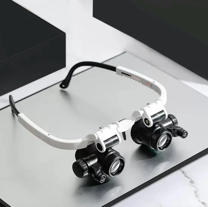 Präzisions-Lesebrille Optiview mit LED-Beleuchtung und austauschbaren Vergrößerungsgläsern für Hobbys.