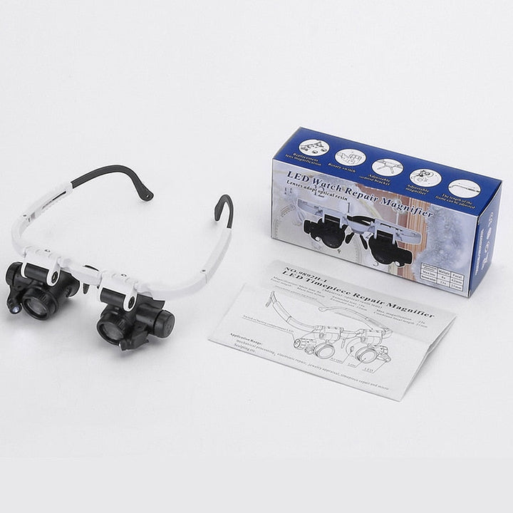 Mann trägt Optiview Präzisions-Kopfbandlupe mit LED beim Löten; ideal für Elektronik & Modellbau.
