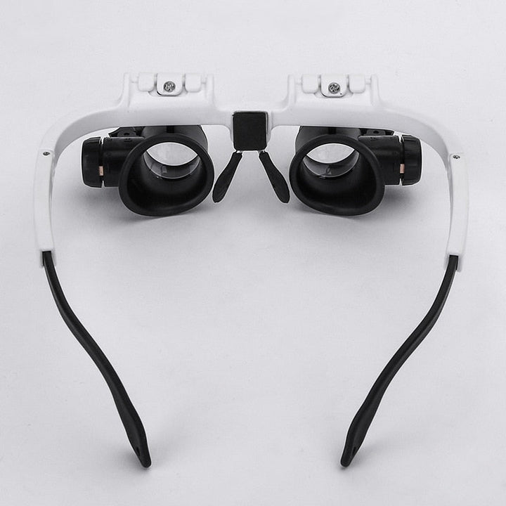 Einzelteile der Optiview Präzisions-Lesebrille: Kopfbandlupe, LED-Modul und verschiedene Vergrößerungsgläser.