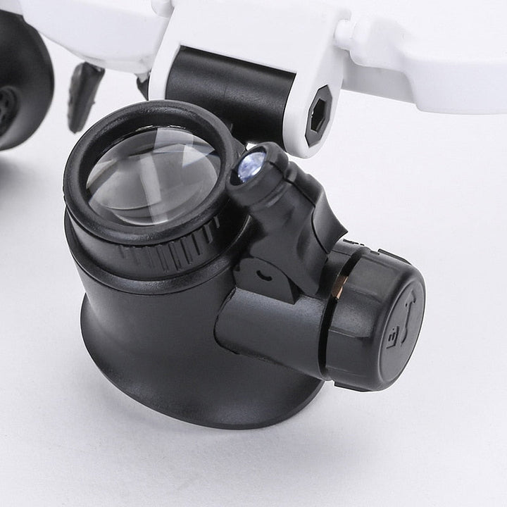 Optiview Präzisions-Lesebrille mit LED auf Werkbank, bereit für detaillierte Arbeiten in Hobby & Feinmechanik.