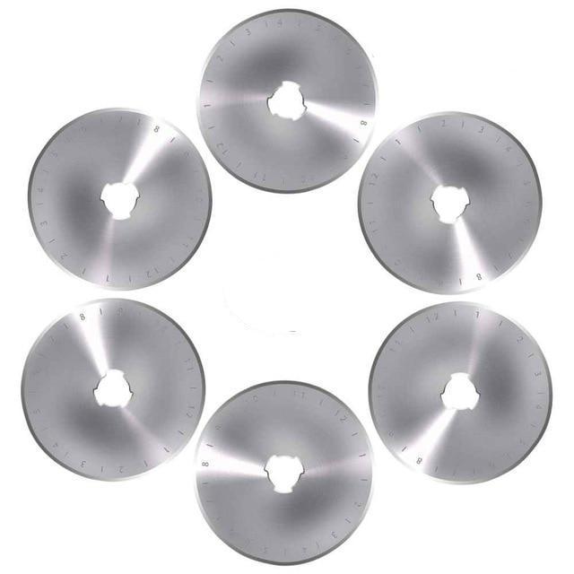 Ergonomischer Rollenschneider für bequemes und präzises Schneiden von Stoff, Leder und Bastelmaterialien beim Quilten.