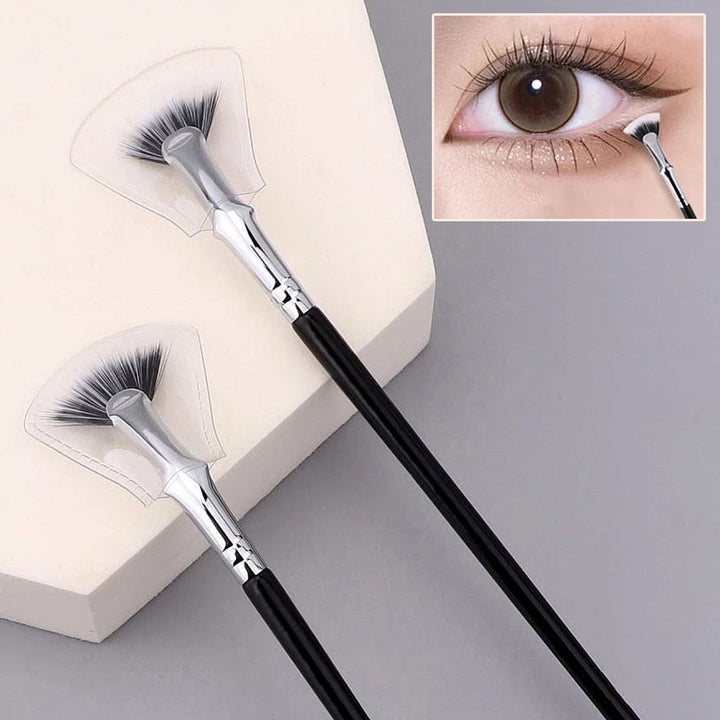 Präzisions Wimpernbürste für Fächerwimpern. Trennt Wimpern perfekt und sorgt für einen makellosen Augen-Makeup-Look.