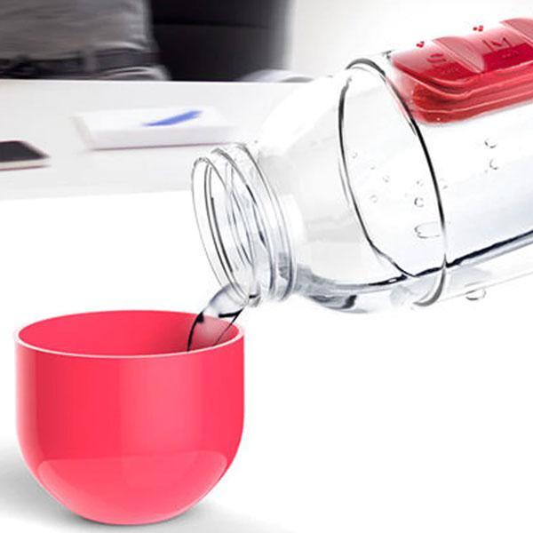 Organisationshilfe: BPA-freie Trinkflasche mit Vitaminspender, ideal für Gesundheit & Sport, immer griffbereit.