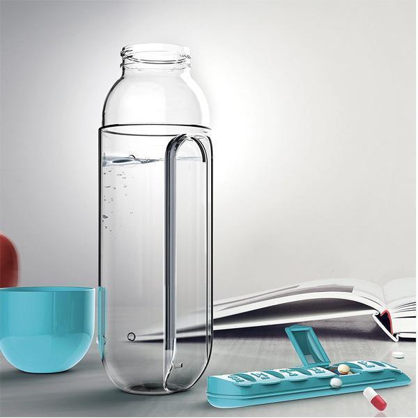 Kompakte Reiseflasche mit integrierter Pillenbox für Medikamente und Vitamine, perfekt für unterwegs & Sport.
