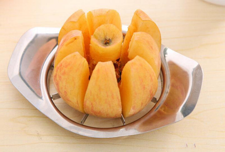 Anwendung des Apfelschneiders beim Entkernen eines Apfels. Schnelles Schneidewerkzeug für Obstzubereitung.