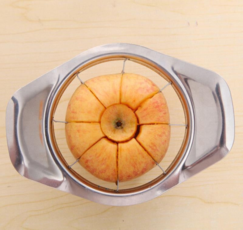 Ergonomischer Griff des Obstschneiders für sicheren Halt. Praktischer Küchenhelfer aus Edelstahl für Obstzubereitung.