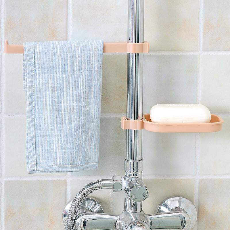 Platzsparender Küchenorganizer als Spülbeckenablage für Schwamm, Handtuch und Seife.