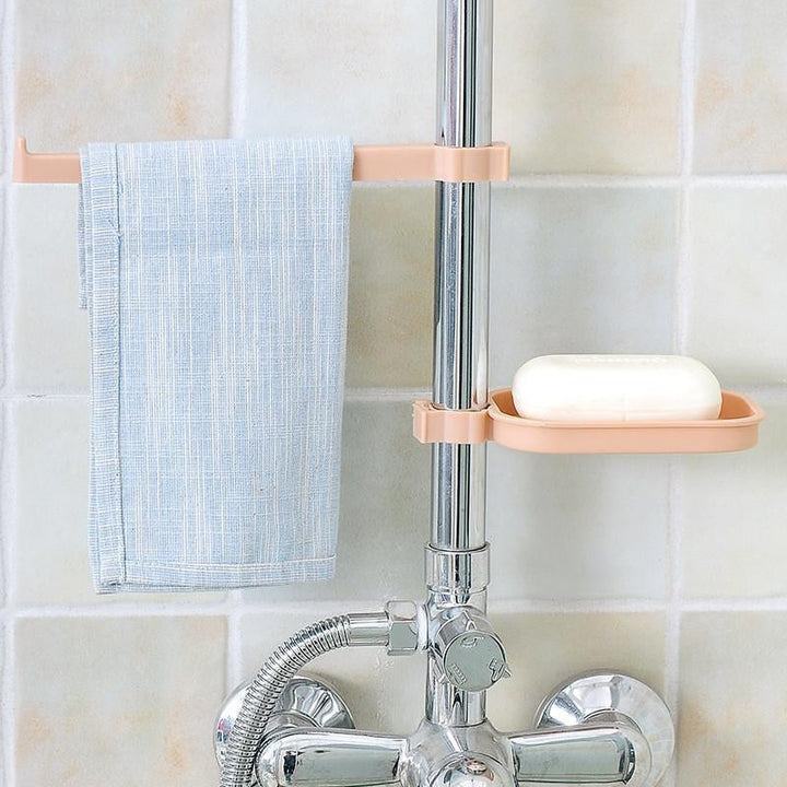 Platzsparender Küchenorganizer als Spülbeckenablage für Schwamm, Handtuch und Seife.