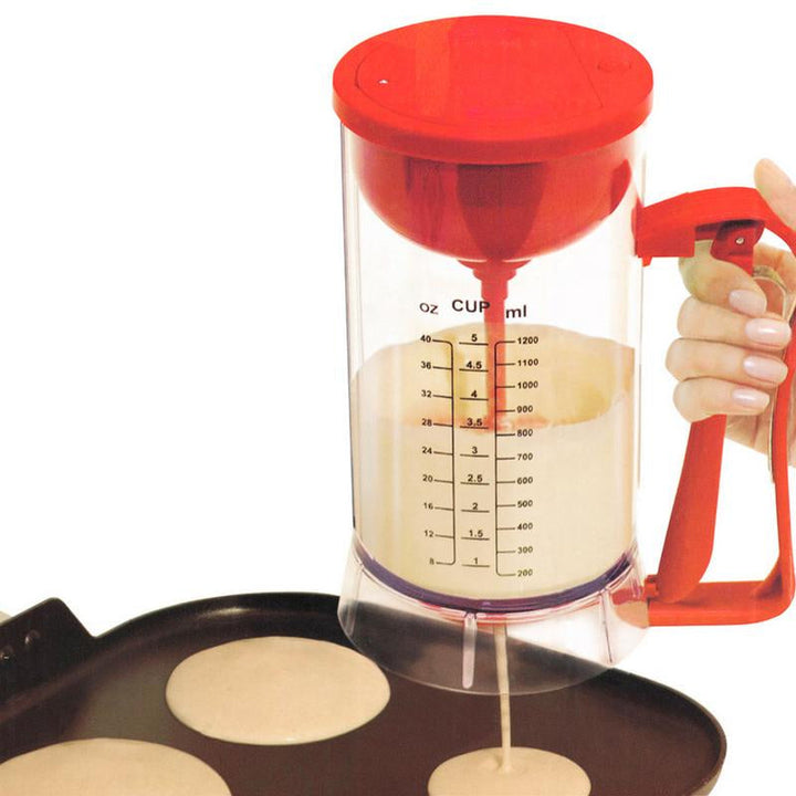 Praktischer Teigmischer und Spender für einfaches Zubereiten von Pfannkuchen, Kuchen & Gebäck in der Küche.