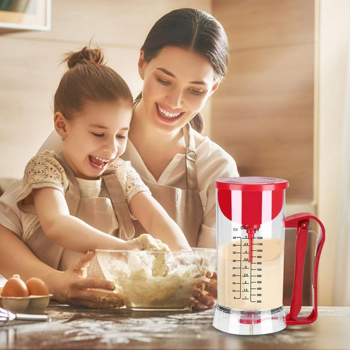 Handlicher Teigmischer & Spender, perfekt zum Anrühren und Portionieren von Teig für Kuchen und Gebäck.
