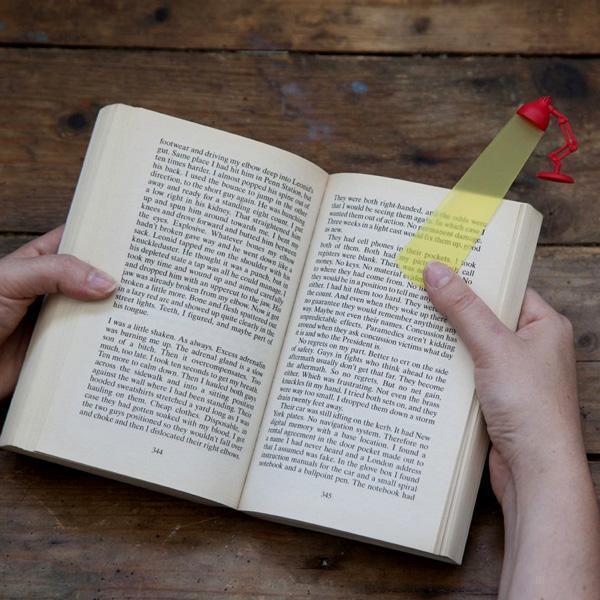 Einzigartiges Leselampe Lesezeichen, perfekt für Bücherwürmer. Handliches Buchzubehör & Geschenkidee für Leseratten.