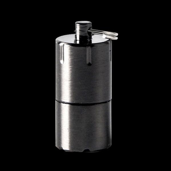 Praktisches nachfüllbares Mini Feuerzeug aus Zinklegierung als Schlüsselanhänger. Ideal für EDC & Outdoor.
