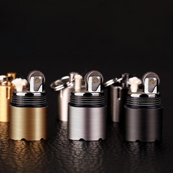 Goldenes Mini Feuerzeug, tragbar und nachfüllbar. Robustes Design für Schlüsselanhänger und Outdoor.