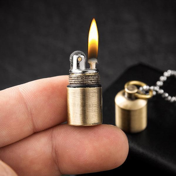 Robustes Outdoor Mini Feuerzeug am Schlüsselanhänger. Nachfüllbar, aus langlebiger Zinklegierung.