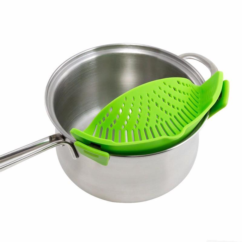 Flexibles Silikon-Sieb als Küchenhelfer zum mühelosen Abgießen von Flüssigkeiten aus Töpfen, BPA-frei.