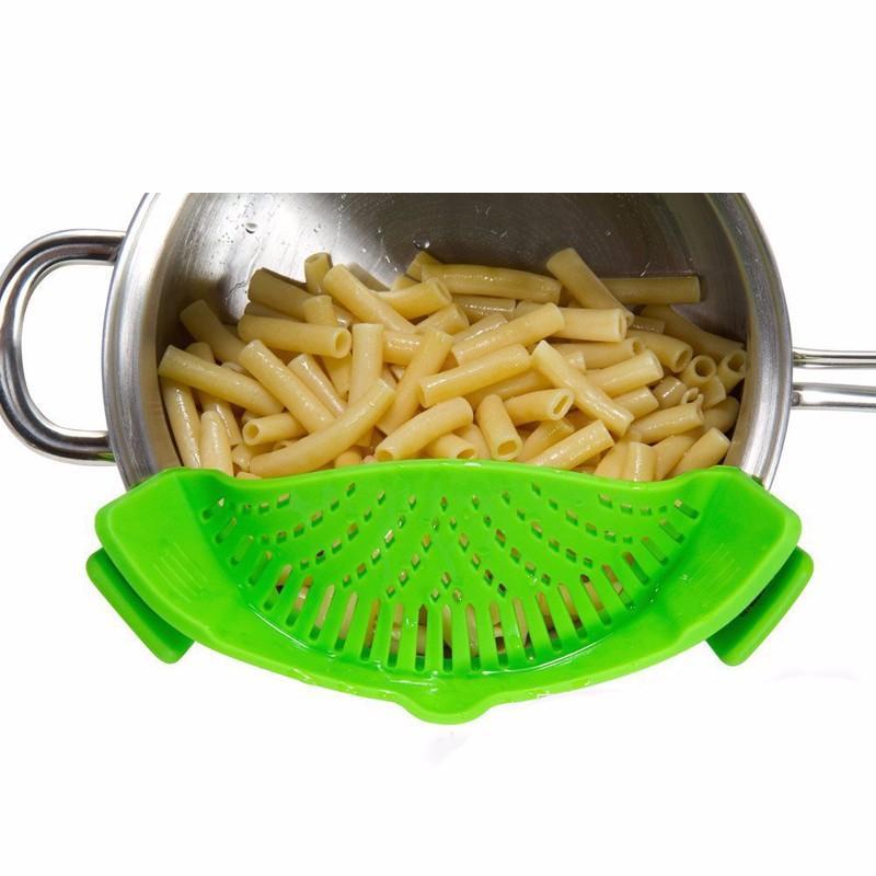 Hitzebeständiges Silikon-Sieb, universell passend für Töpfe & Pfannen. Spülmaschinenfest & platzsparend.