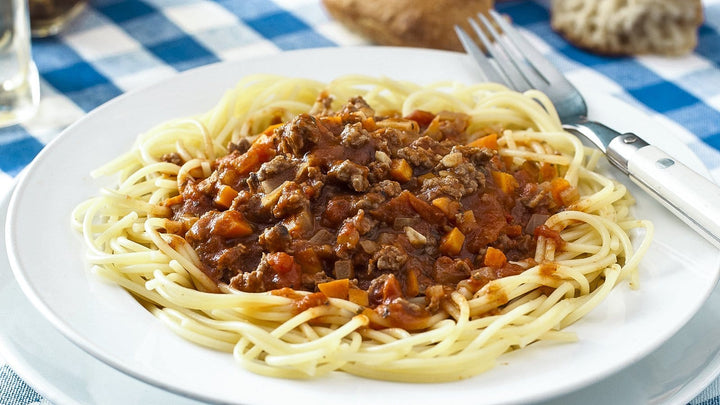 Vielseitiges Silikon-Sieb für effizientes Abgießen von Pasta, Reis und Hülsenfrüchten direkt aus dem Kochtopf.