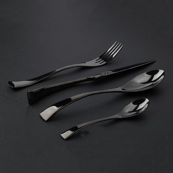 Elegantes goldenes Edelstahl Besteckset, spülmaschinenfest. Luxuriöses Design für festliche Tischdekoration.