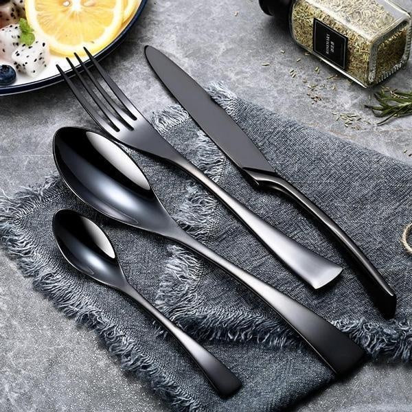 Modernes schwarzes Edelstahl Besteckset, spülmaschinenfest. Edles Design für eine stilvolle Tischdekoration.