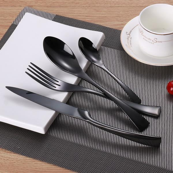 Klassisches silbernes Edelstahl Besteckset, spülmaschinenfest. Zeitloses Design für elegante Tischdekoration.