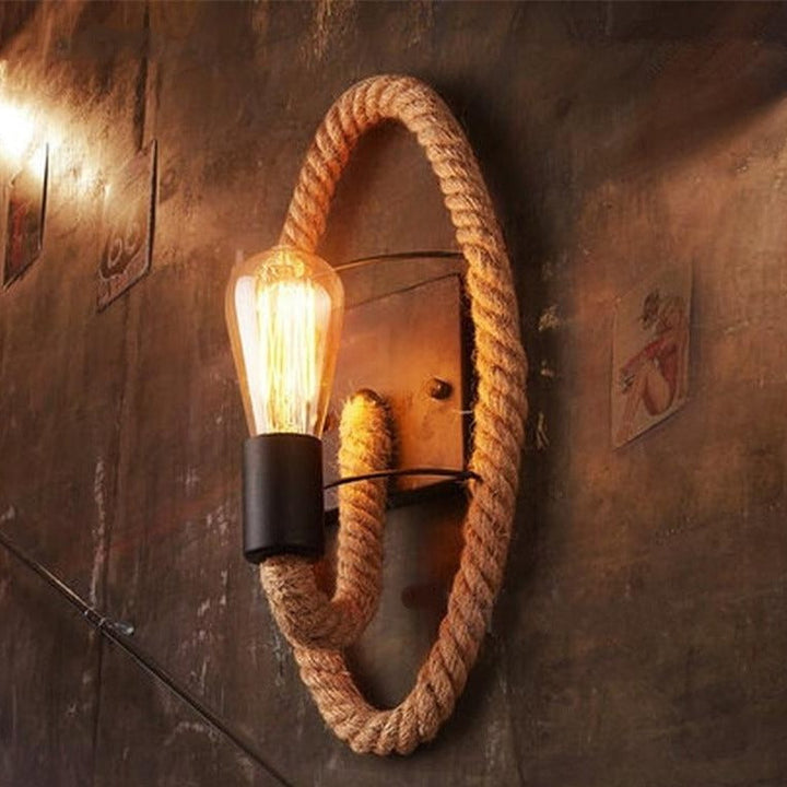 Rustikale Wandleuchte aus Seil für gemütliches, warmes Licht. Vintage-Stil Innenbeleuchtung.
