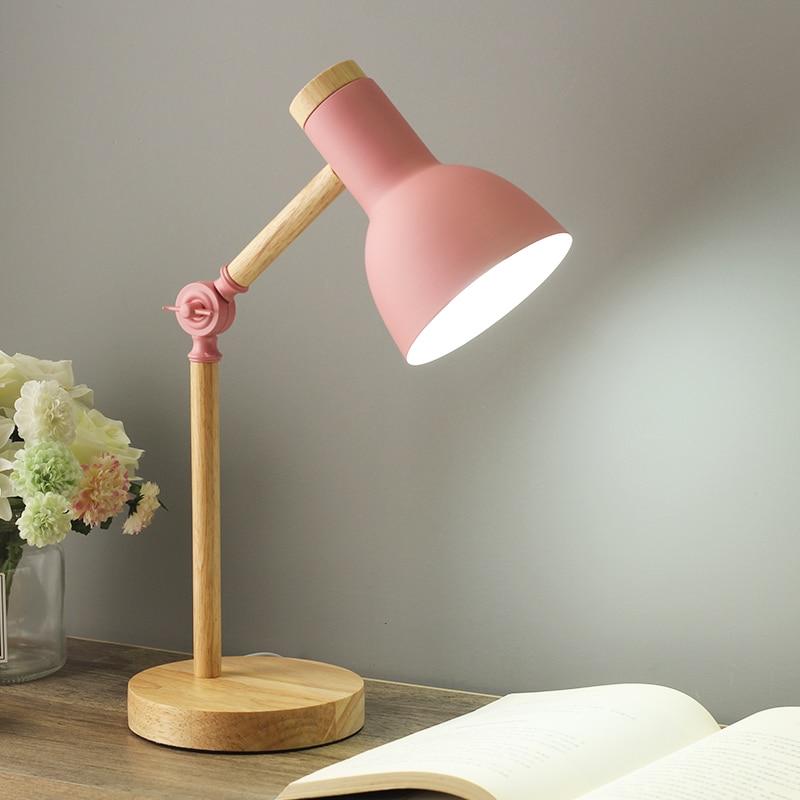 Stilvolle Holz-Tischlampe im Skandi-Stil mit schwarzem Metallschirm, perfekt für Leseecke oder Wohnzimmer.