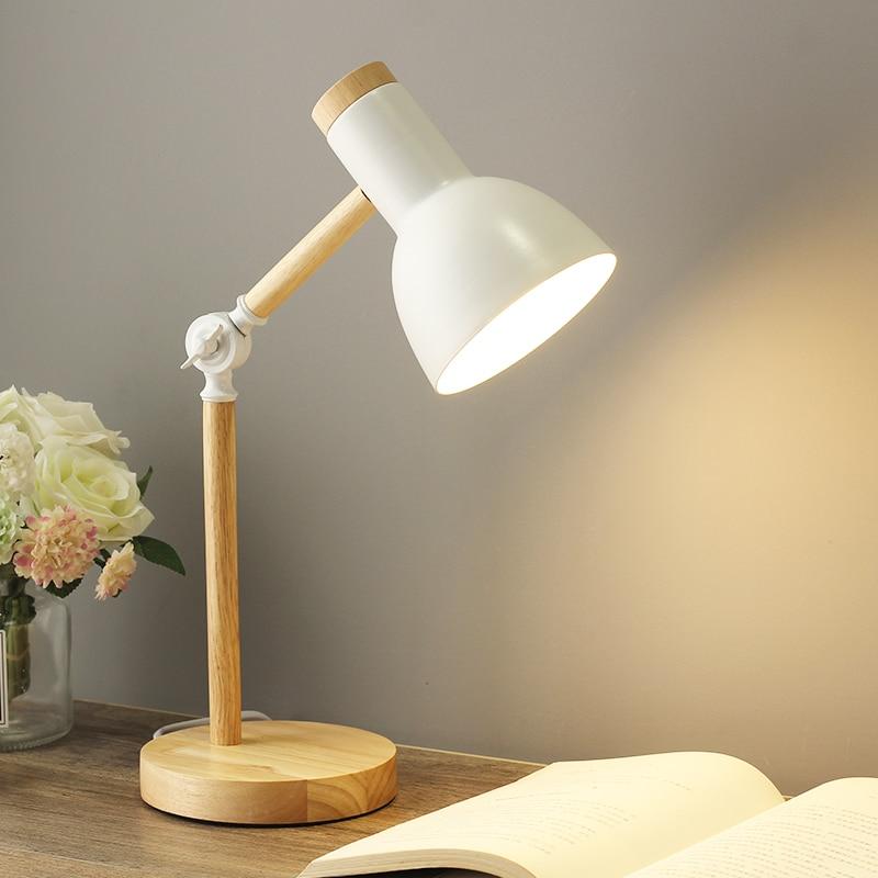 Skandinavische Nachttischlampe aus hellem Holz mit dezentem Metallschirm, schafft gemütliche Ambientebeleuchtung.