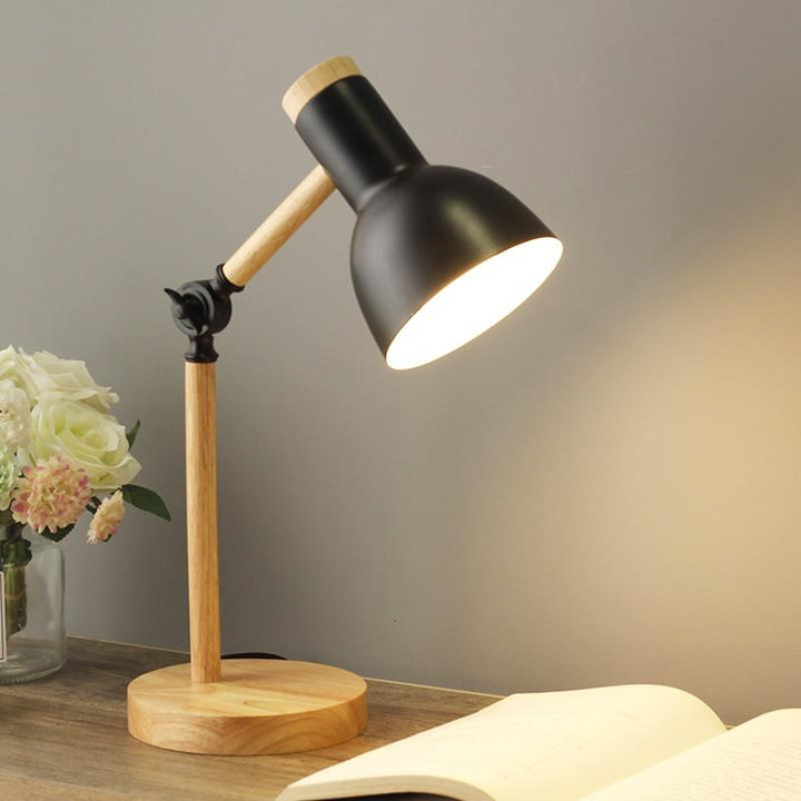 Moderne Schreibtischlampe aus Holz mit schwenkbarem Metallschirm für optimale Beleuchtung am Arbeitsplatz.