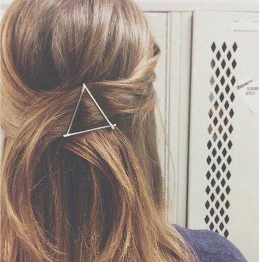 Vielseitige goldene Mond Haarspange für Frauen, ideal für Haare Styling und Haar Mode.