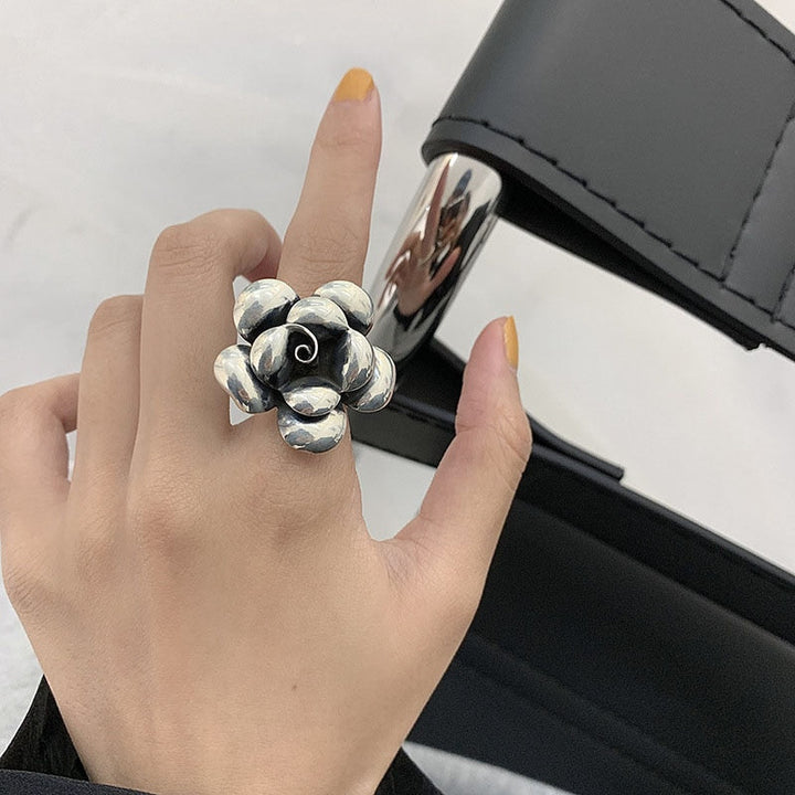 Nahaufnahme des filigranen Blumenmotivs am 925 Silber Damenring mit funkelnden Zirkonia Steinen.