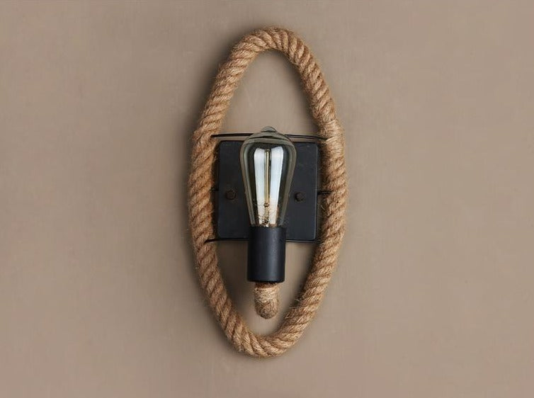 Dekorative Retro-Wandlampe aus Seil. Schafft warmes, rustikales Ambiente in jedem Raum. Vintage-Beleuchtung.