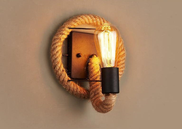 Gemütliche Seil-Wandleuchte im rustikalen Vintage-Design. Für warme Innenbeleuchtung und stimmungsvolles Ambiente.