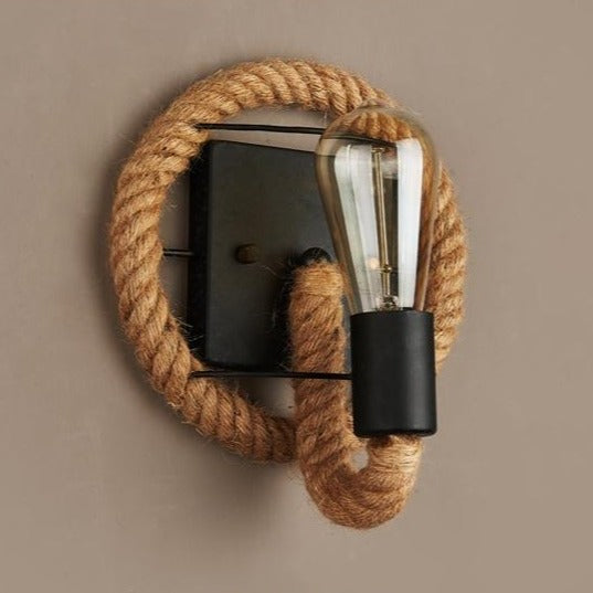 Rustikale Wandlampe mit E27 Fassung. Seil-Design für Retro-Look. Warme Beleuchtung, perfekte Vintage-Dekolampe.