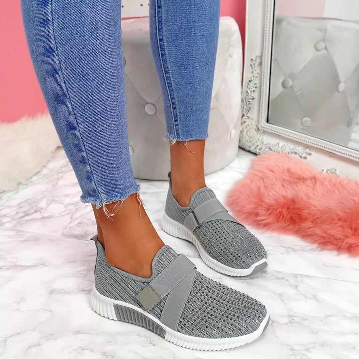 Gehende Person trägt Damen Sneaker: Atmungsaktive Sportschuhe für Damen, leicht und bequem für aktive Tage.