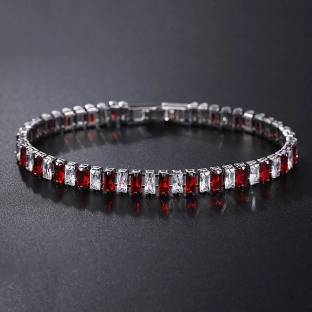 Elegantes Unisex Armband aus Kette, verziert mit funkelnden Zirkonia; modernes Accessoire.