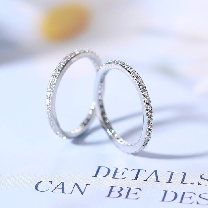 Eleganter Damen Mikroskop Fingerring aus Edelstahl, zart und filigran, mit funkelndem Kristall. Perfekter Modeschmuck.