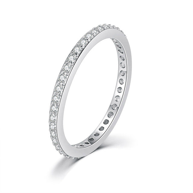 Nahaufnahme eines zarten Damen Rings mit Mikroskop-Motiv, funkelndem Kristall. Ideales Geschenk für Frauen, elegant & filigran.