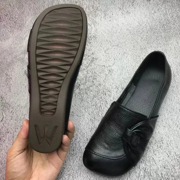 Braune bequeme Damenschuhe mit geprägtem Design, rutschfest und stützend für hohen Komfort.
