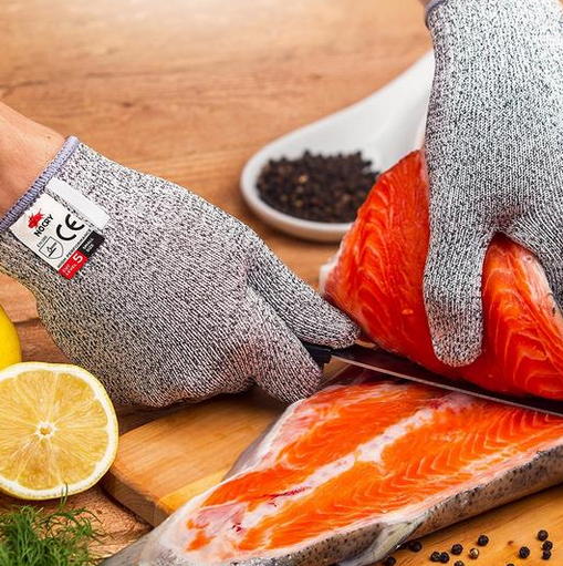 Nahaufnahme der grauen schnittfesten Handschuhe Level 5. Stich- & Schnittschutz für sicheres Arbeiten.