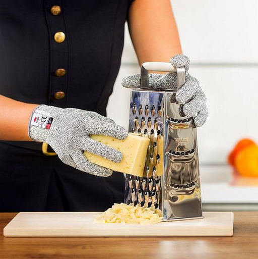 Robuste Schnittschutzhandschuhe Level 5 schützen Hände beim Umgang mit scharfen Werkzeugen im Handwerk.