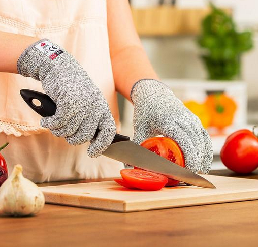 Ergonomische schnittfeste Handschuhe Level 5 am Modell, bieten optimalen Tragekomfort & Schutz.