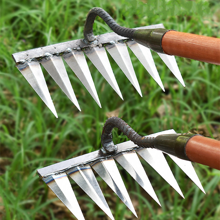Robuste Stahlharke zum Unkrautjäten, ideal für Beetpflege und Gartenarbeit im Hochbeet.